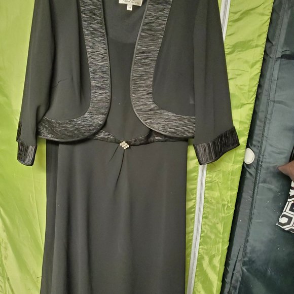 Dresses - Picture 7 of 8